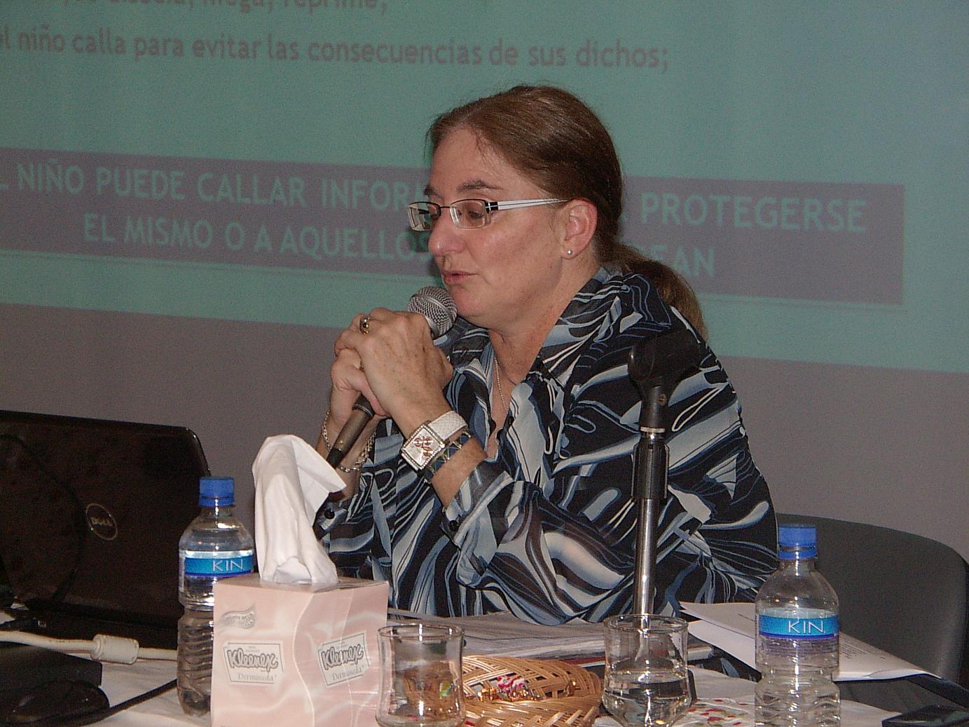 Virginia Berlinerblau-coautora de la Guía-en las VI Jornadas del SAVD en Esquel