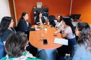 Reunión de las integrantes del Servicio de Asistencia a la Víctima del Delito (S.A.V.D), la Fiscal Rita Barrionuevo, la Asesora de Familia y profesionales médicos del Hospital de Sarmiento