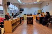 En juicio: Fiscalía detalla la millonaria estafa a una mujer octogenaria y acusa a tres personas