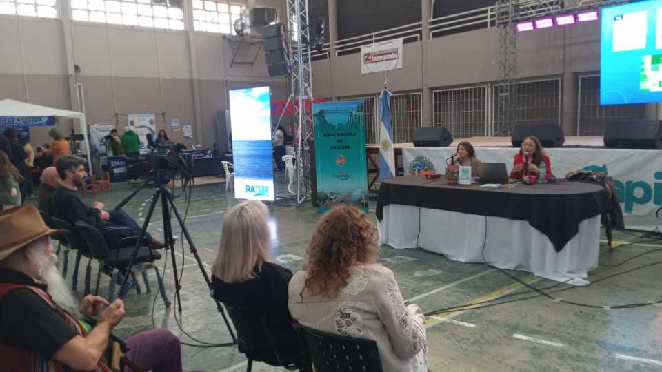 Presentan libro sobre mediación y inteligencia artificial en la Feria del Libro de Rawson