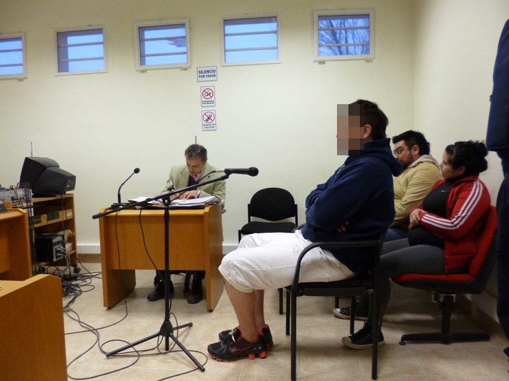 defensor_e_imputado_con_familiares_en_audiencia