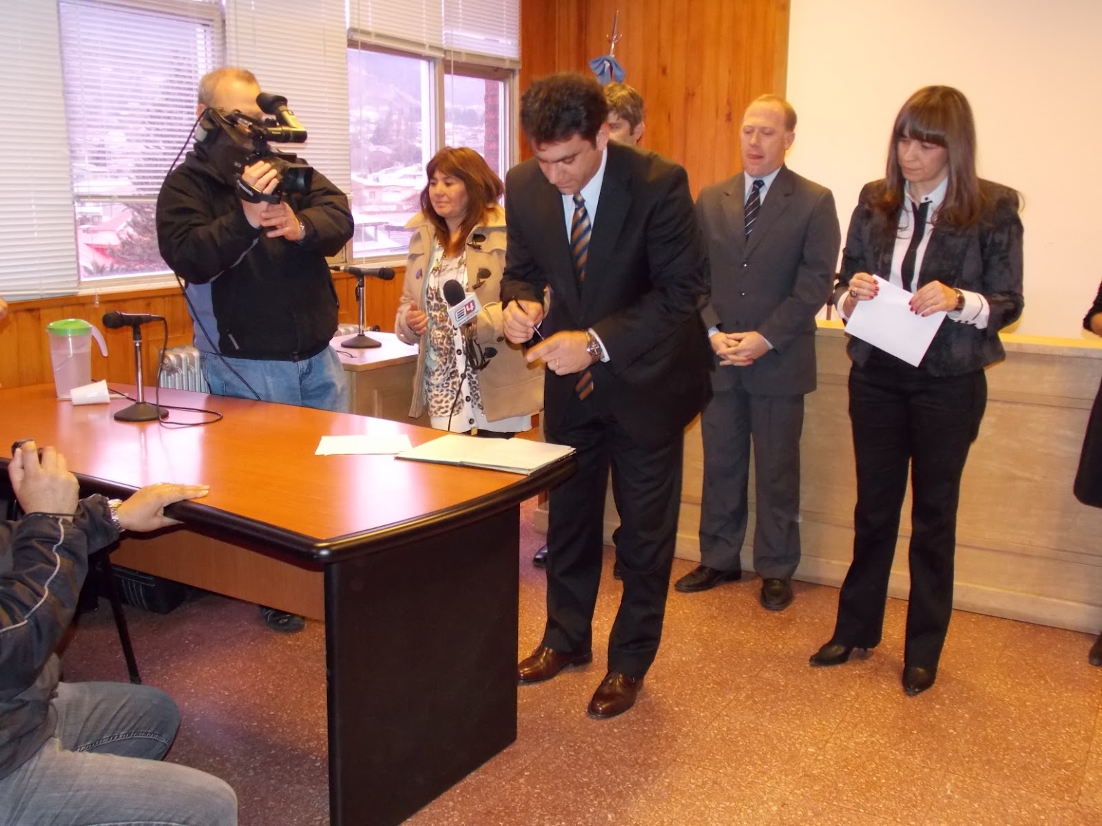 Zacchino firma el acta