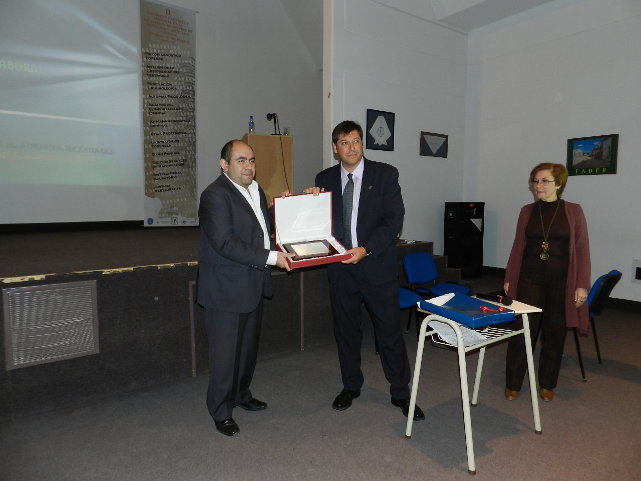 Entregando placa a Letaif de la Asociacion Argentina de Psicologia Juridica y Forense