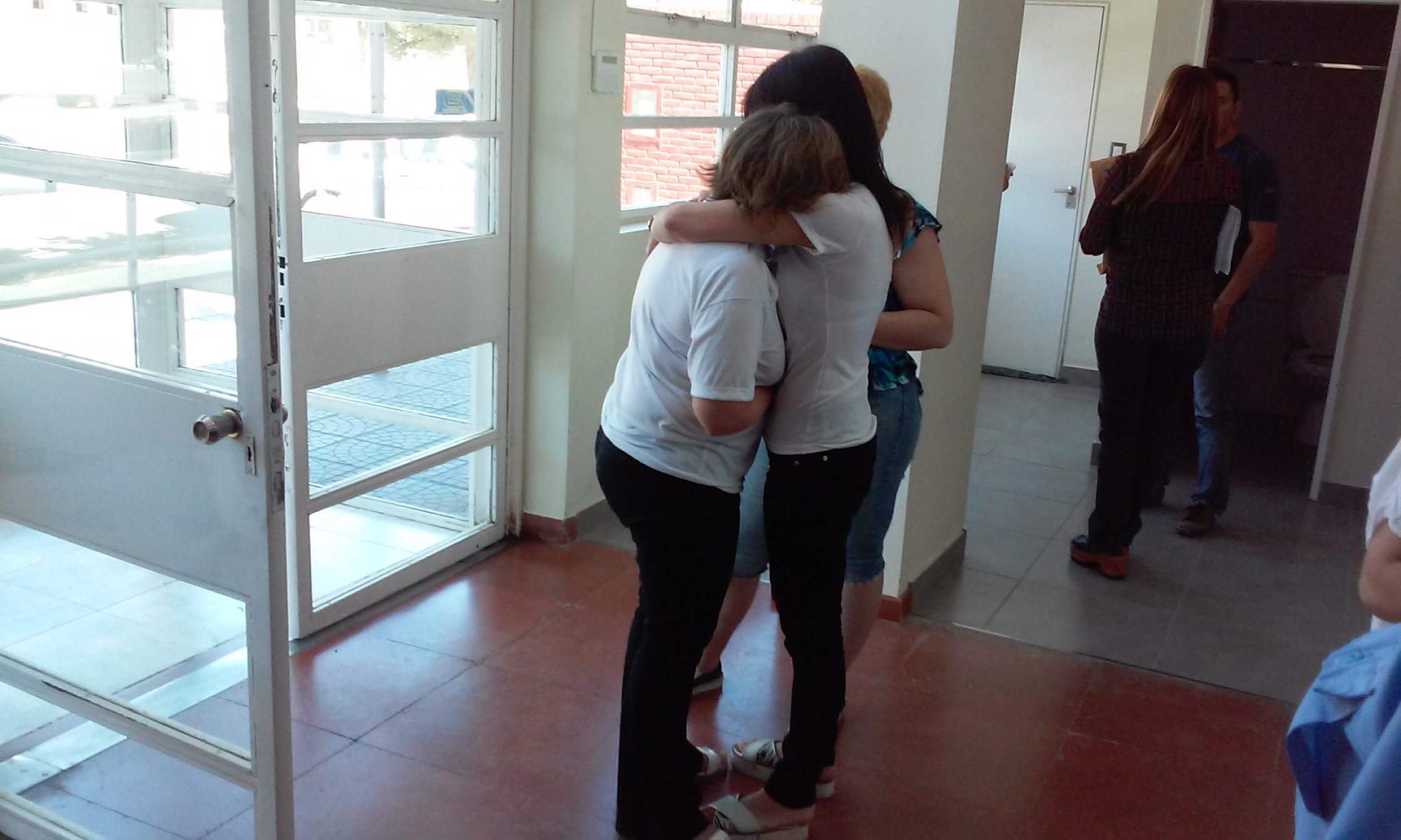 Las_hermanas_de_Marisa_al_terminar_su_declaracion