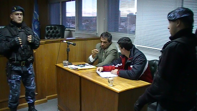 El defensor dialoga con el acusado bajo vigilancia