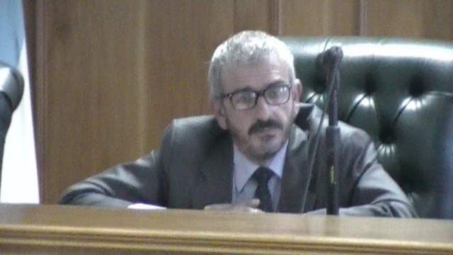 El juez César Zaratiegui emitiendo la resolución