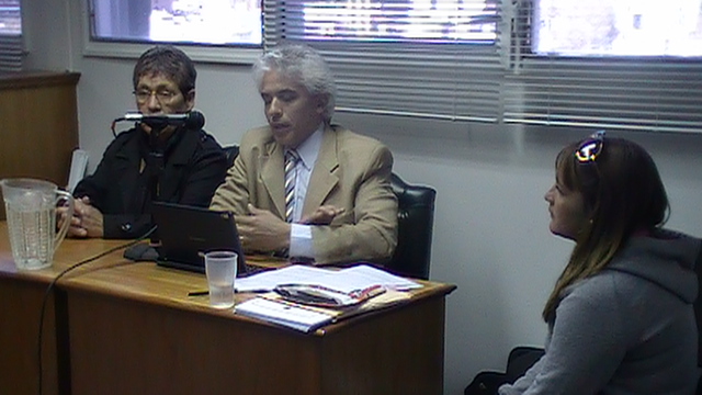 El abogado patrocinante junto a familiares de víctima
