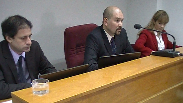 El acusado Mauro Andrés Aguilar y su defensor