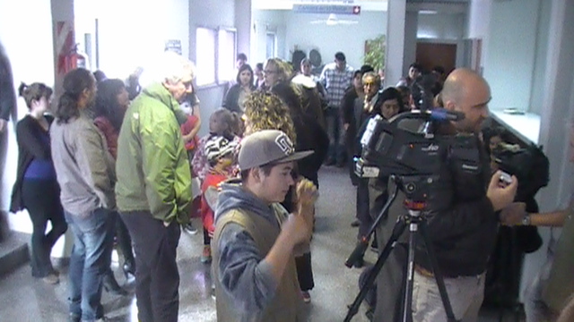 Numeroso público en el exterior de la sala de audiencias