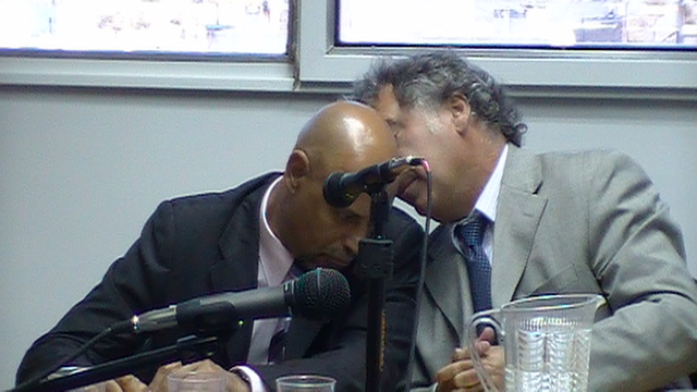 Deliberan los defensores durante el juicio