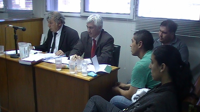 Los policías involucrados junto a sus defensores