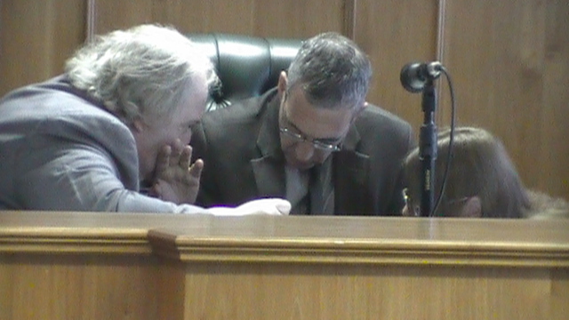 Los jueces deliberando en plena audiencia