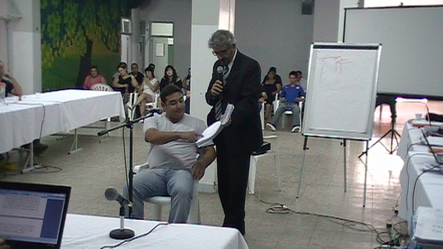 Testigo verifica documentación