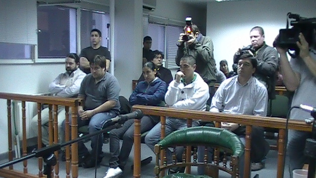 Los acusados y detrás el público