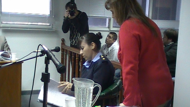 Una testigo verificando informes