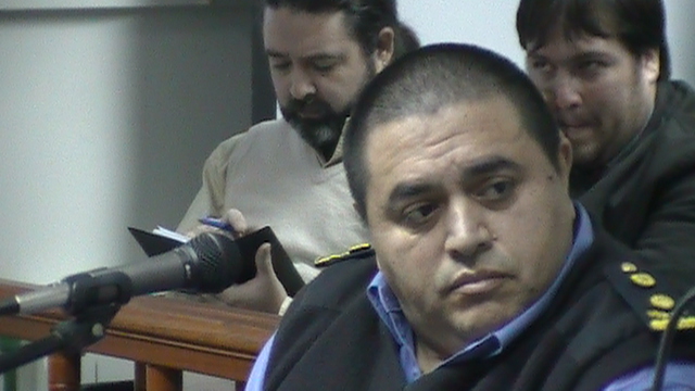 El testigo declara, los acusados escuchan