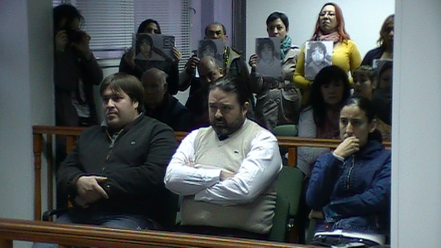 Los acusados y detrás el público presente