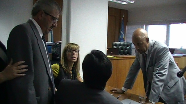 Las partes acordando forma de continuar el juicio