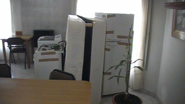 Una cama, heladera, lavarropas y cocina, mas secuestros