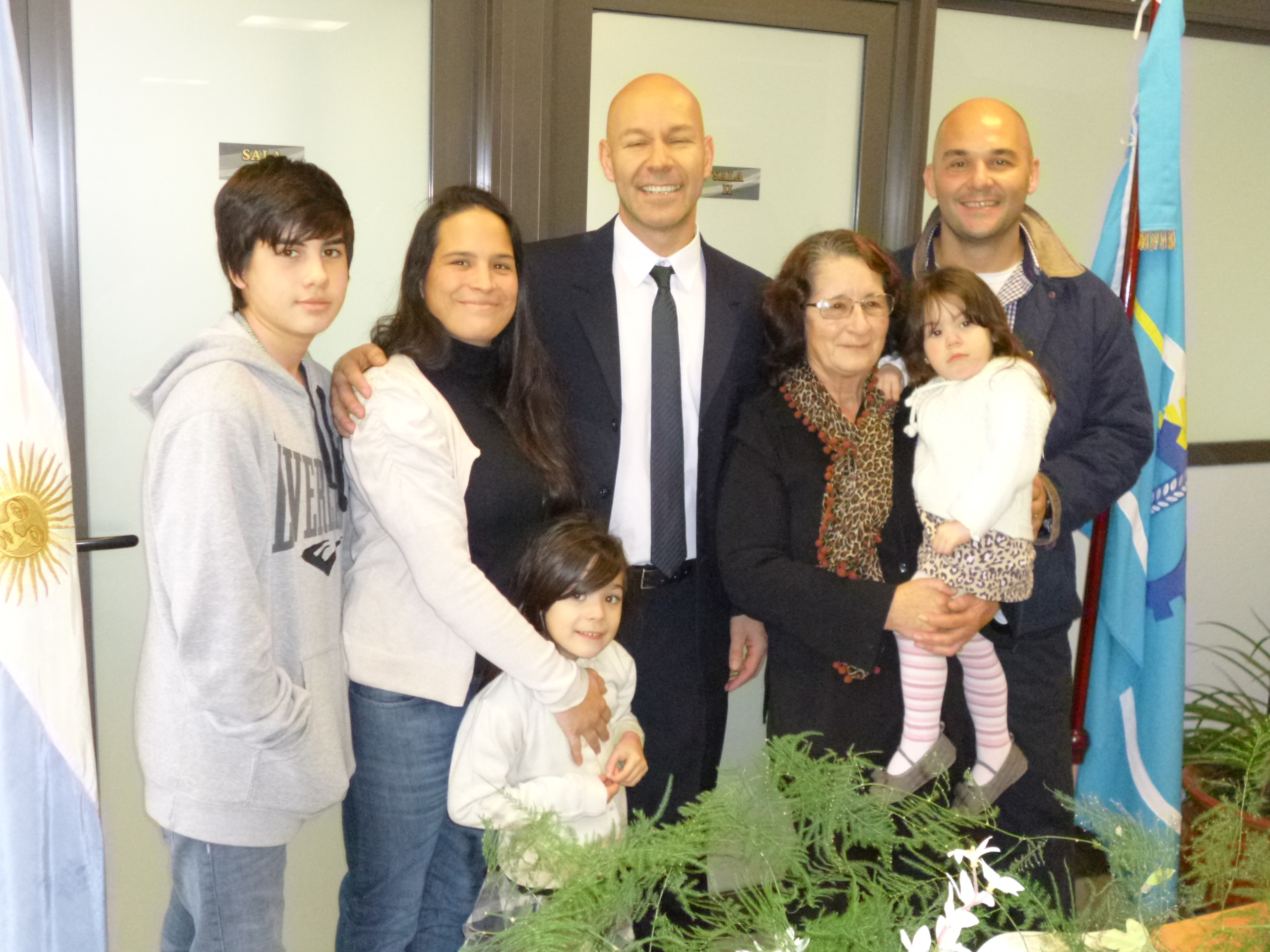 El nuevo fiscal general posa junto a su familia tras el acto