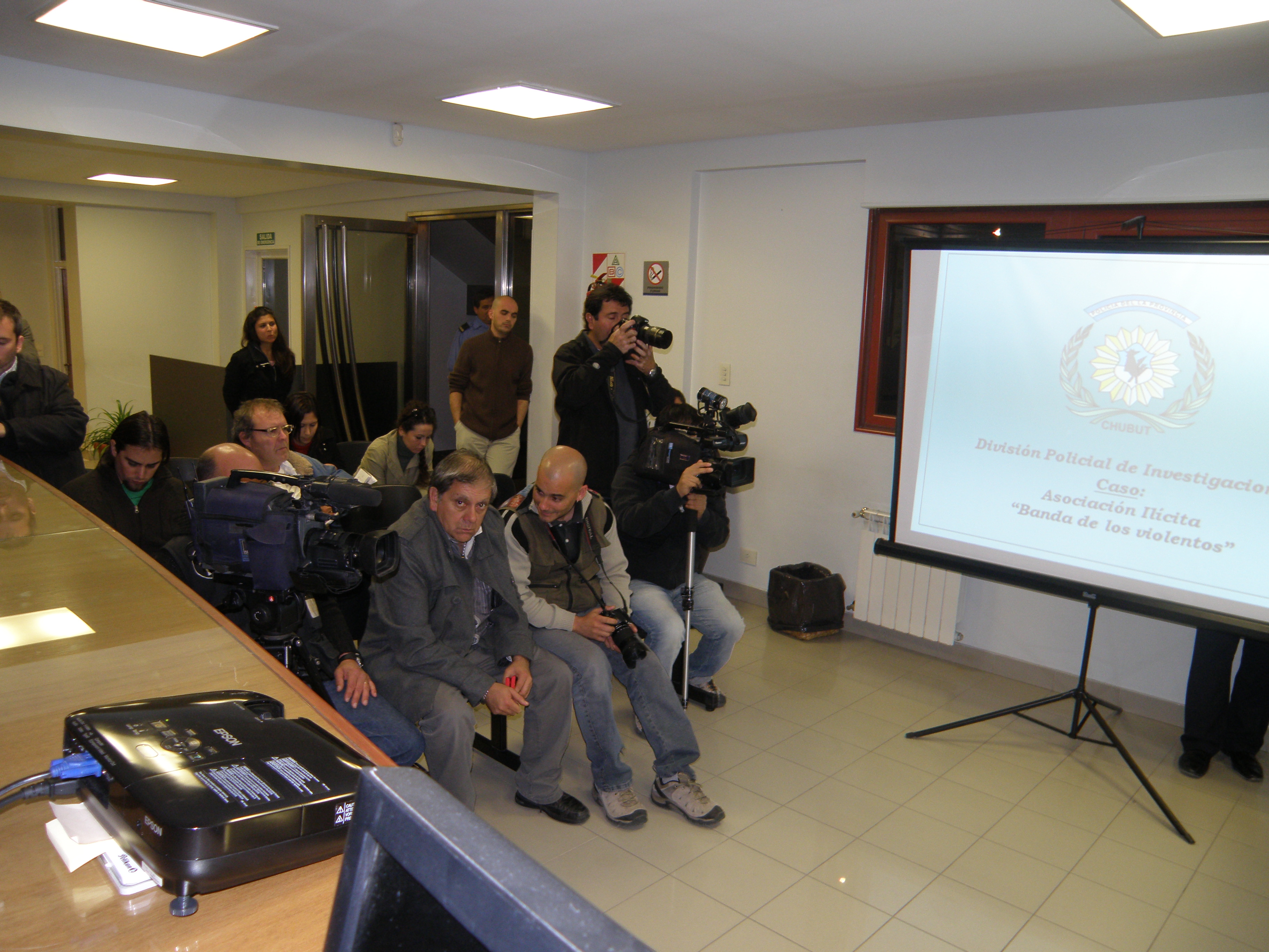 Momento en que se detalla a la prensa sobre el accionar de la banda