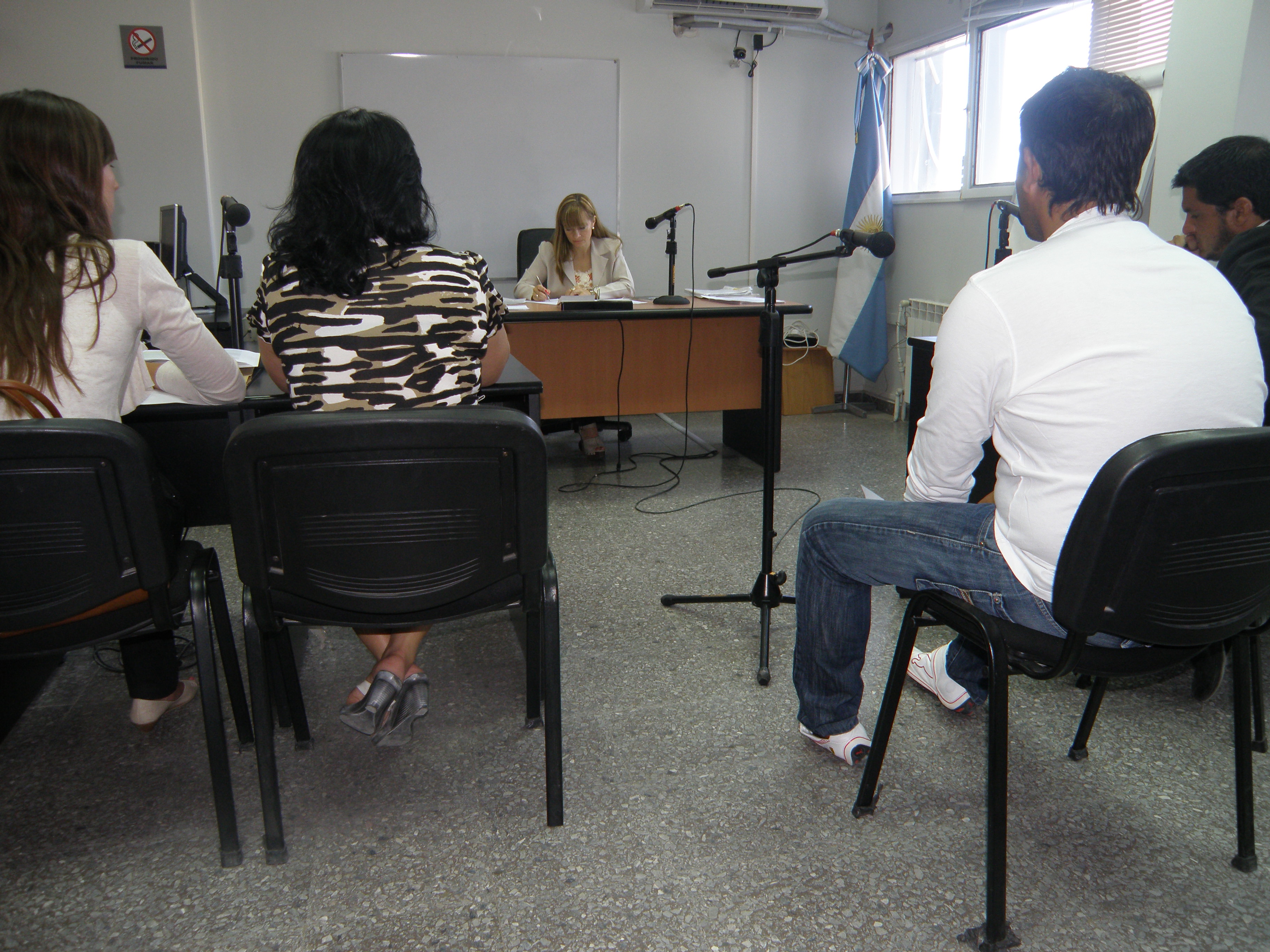 Sala de audiencias con las partes intervinientes
