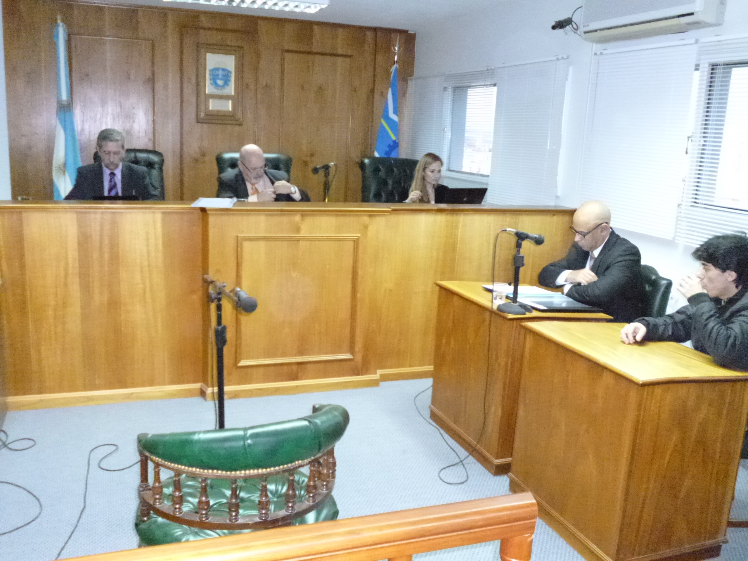 El juicio oral se desarrolla en el sexto piso de tribunales en Trelew