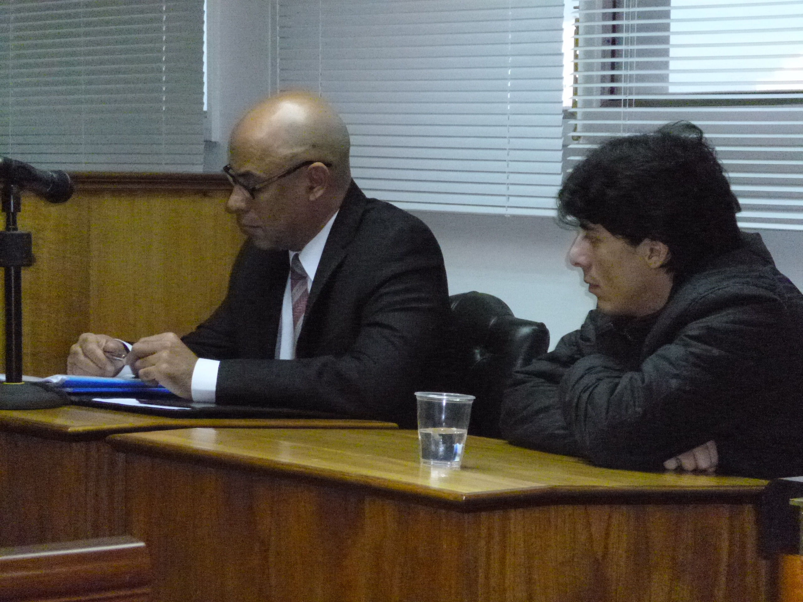 El acusado Gastón Béjar y su defensor Gustavo Latorre