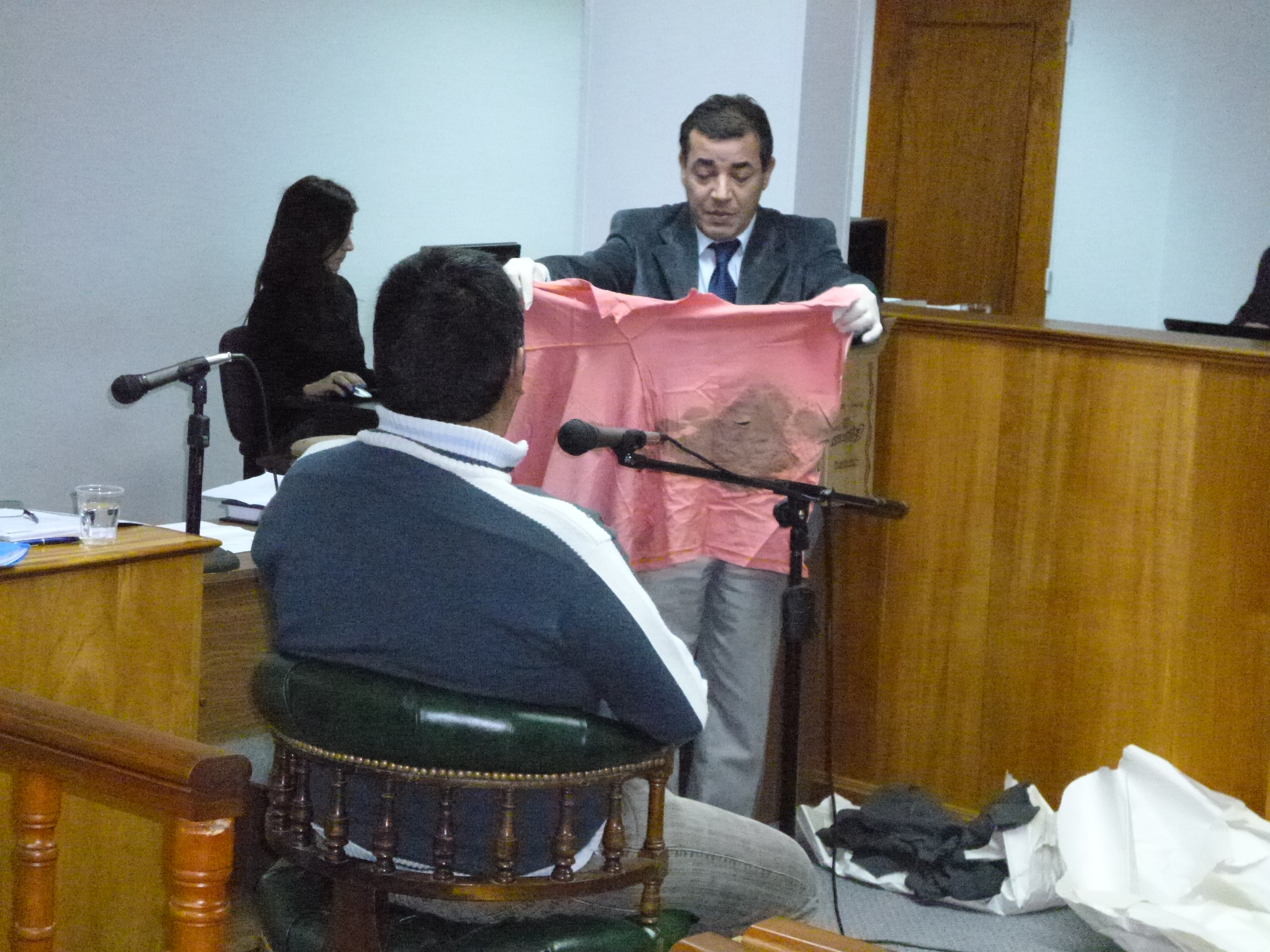 El fiscal exhibe prendas ante testigo para su reconocimiento