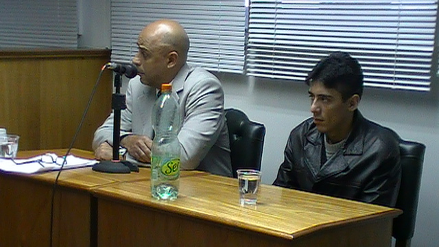 El defensor en pleno alegato junto a su defendido