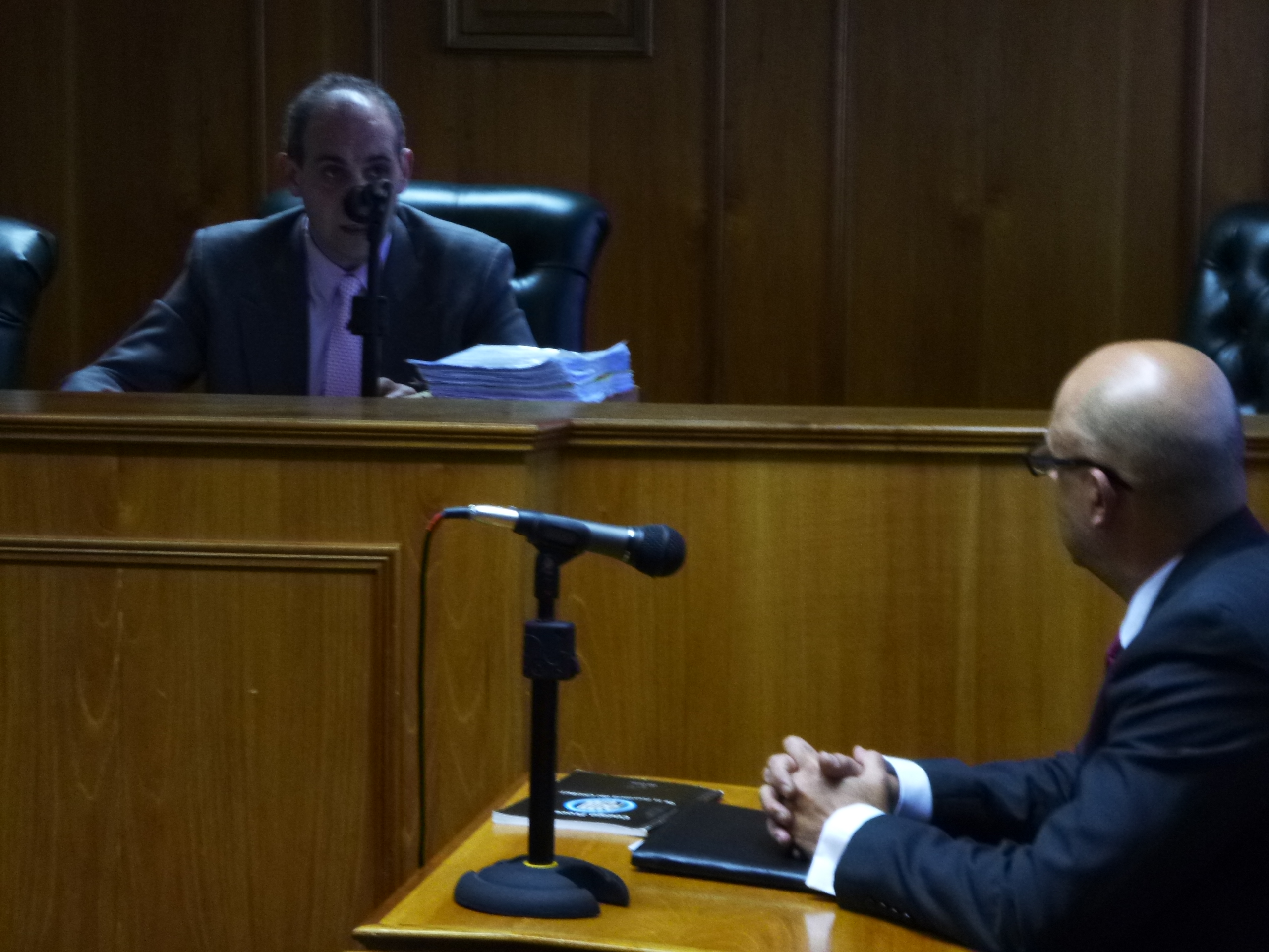 El Juez Daniel Yanguela en diálogo con el defensor Gustavo Latorre