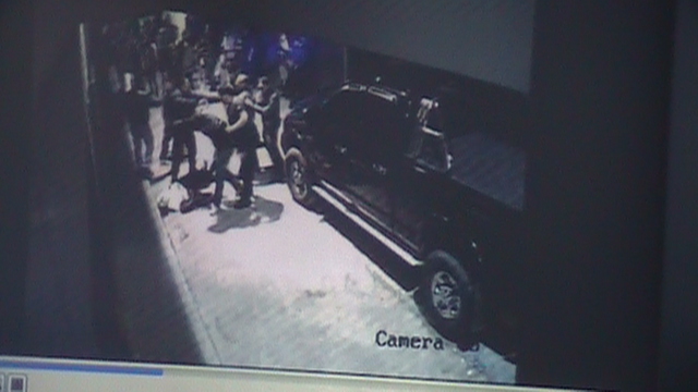 Imágen del video de la agresión exhibido en audiencia