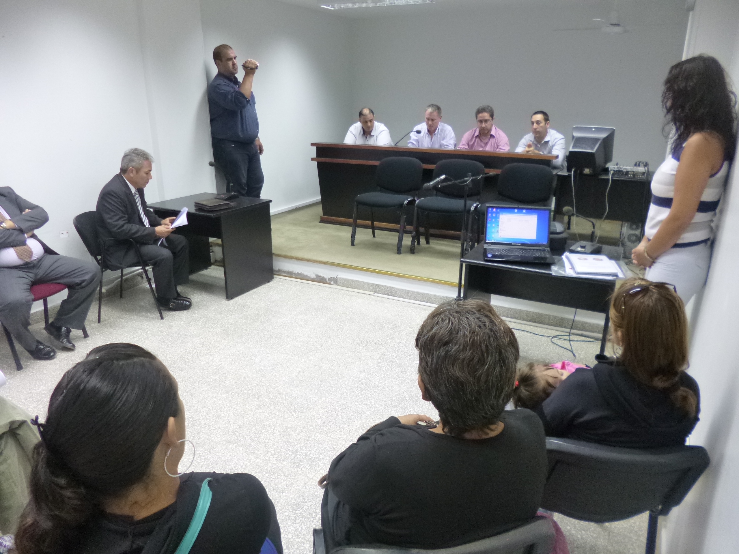 Aspecto general del encuentro entre familiares de la víctima y peritos
