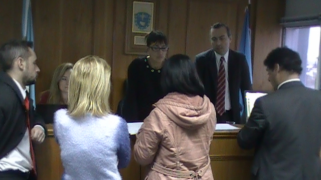 Momento de consulta durante el juicio