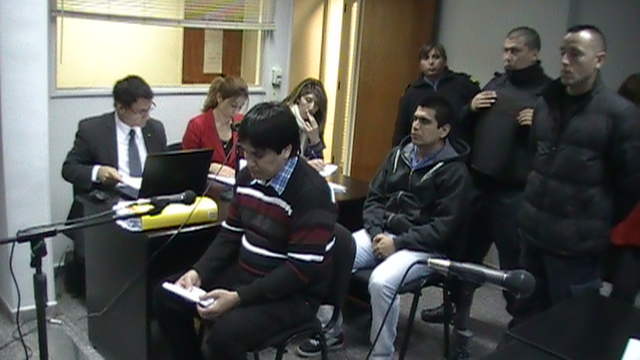 Un aspecto de la audiencia con acusados y defensores