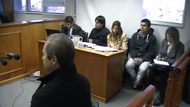 Uno de los testigos declara observando defensores y acusados