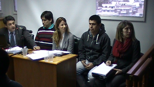 Los defensores junto a los acusados