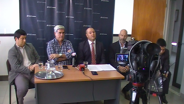 Conferencia de prensa en oficina Trelew encabezada por el doctor Jorge Miquelarena