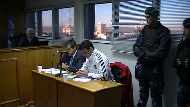 Abogado y acusado con paisaje y vigilancia