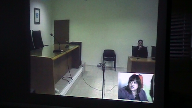 Una testigo depone a través de teleconferencia