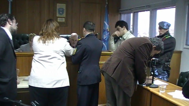 Se exhibe documental, todos miran