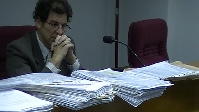 El juez Fabio Monti piensa mientras escucha