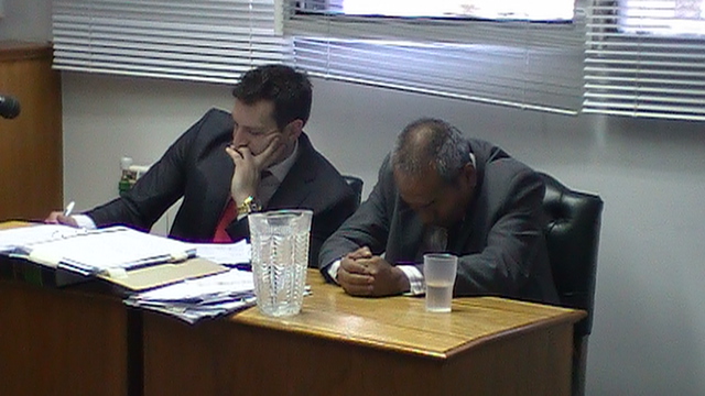 El condenado junto a su defensor