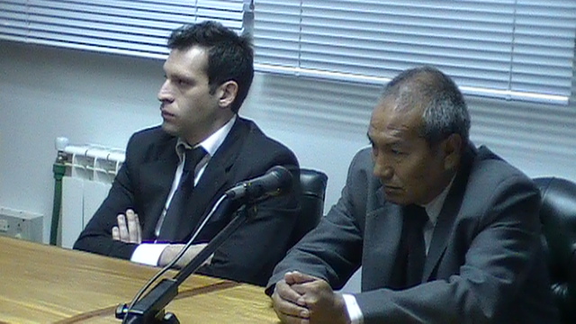 El acusado junto a su defensor escuchan el veredicto