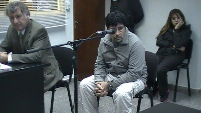 El acusado y su defensor Gabalachis durante la audiencia