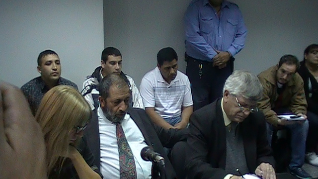 Una vista de los imputados y sus defensores en la sala