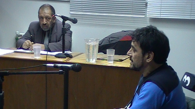 Alejandro Jara declara ante el tribunal, detrás su defensor.