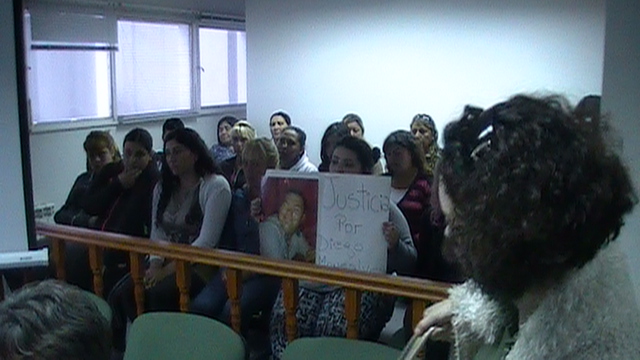 Familiares y allegados de la víctima colmando la sala