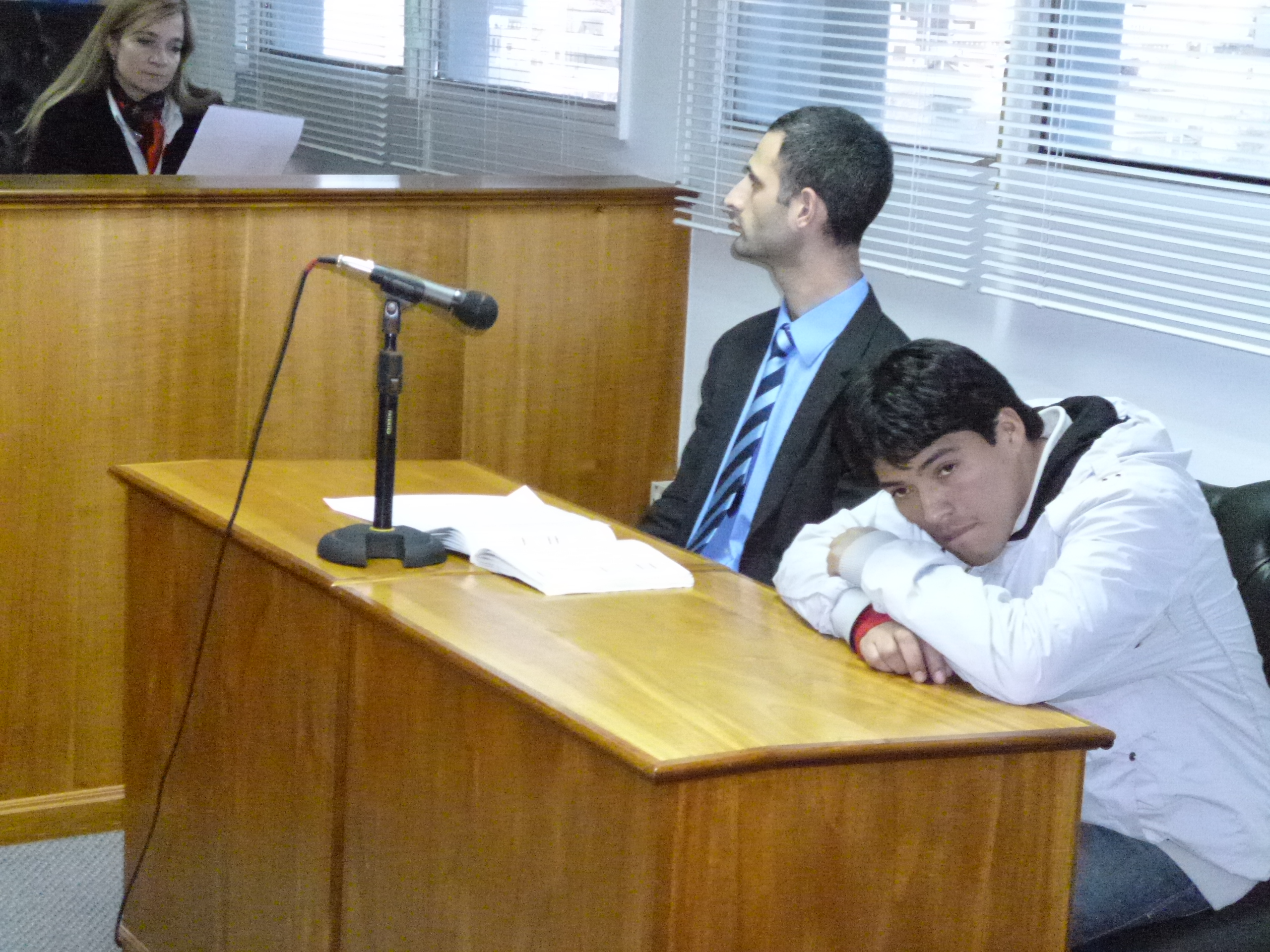 El acusado Héctor Muñoz junto al defensor
