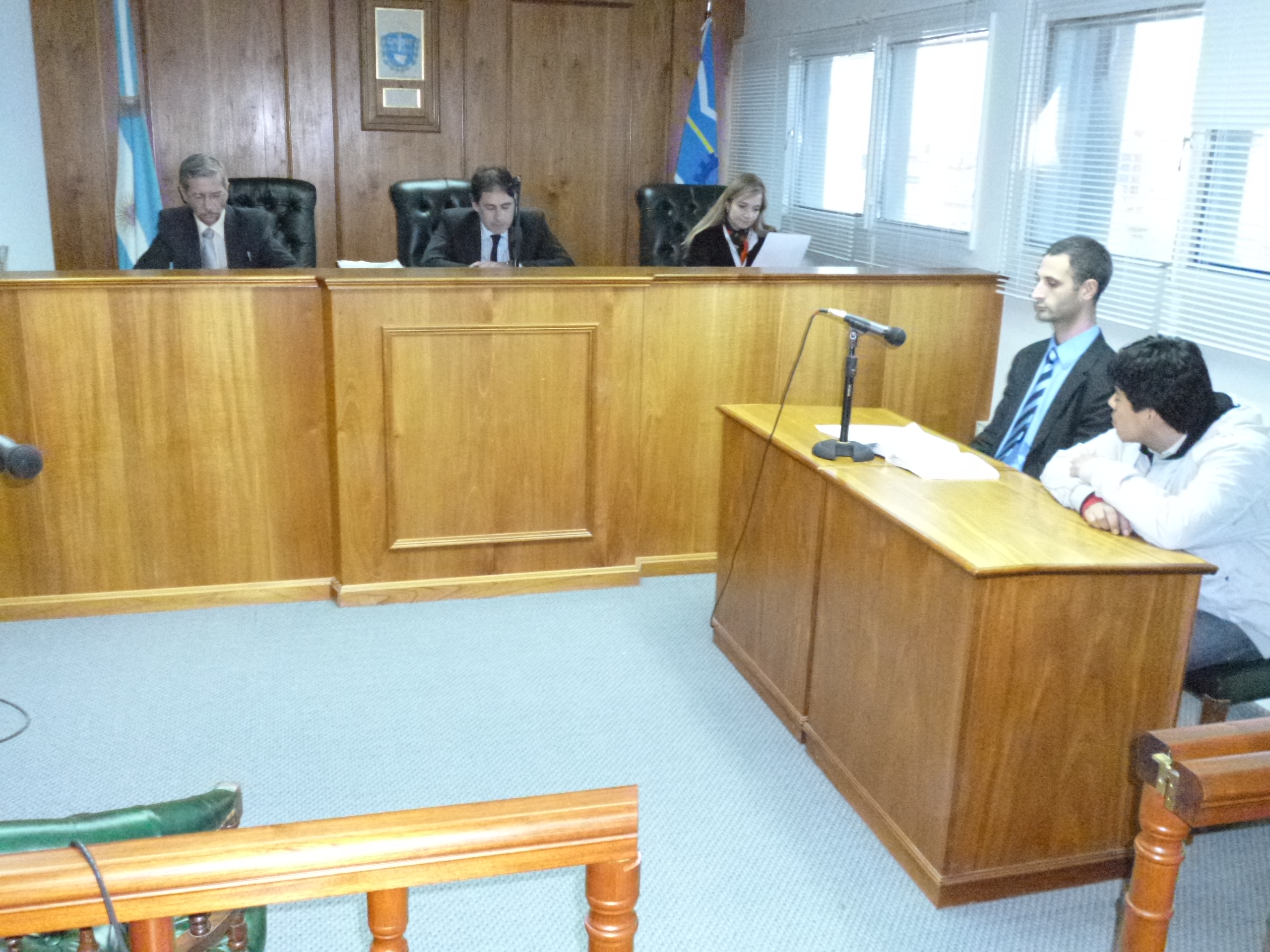 El tribunal de nuevo juicio y el acusado Héctor Muñoz
